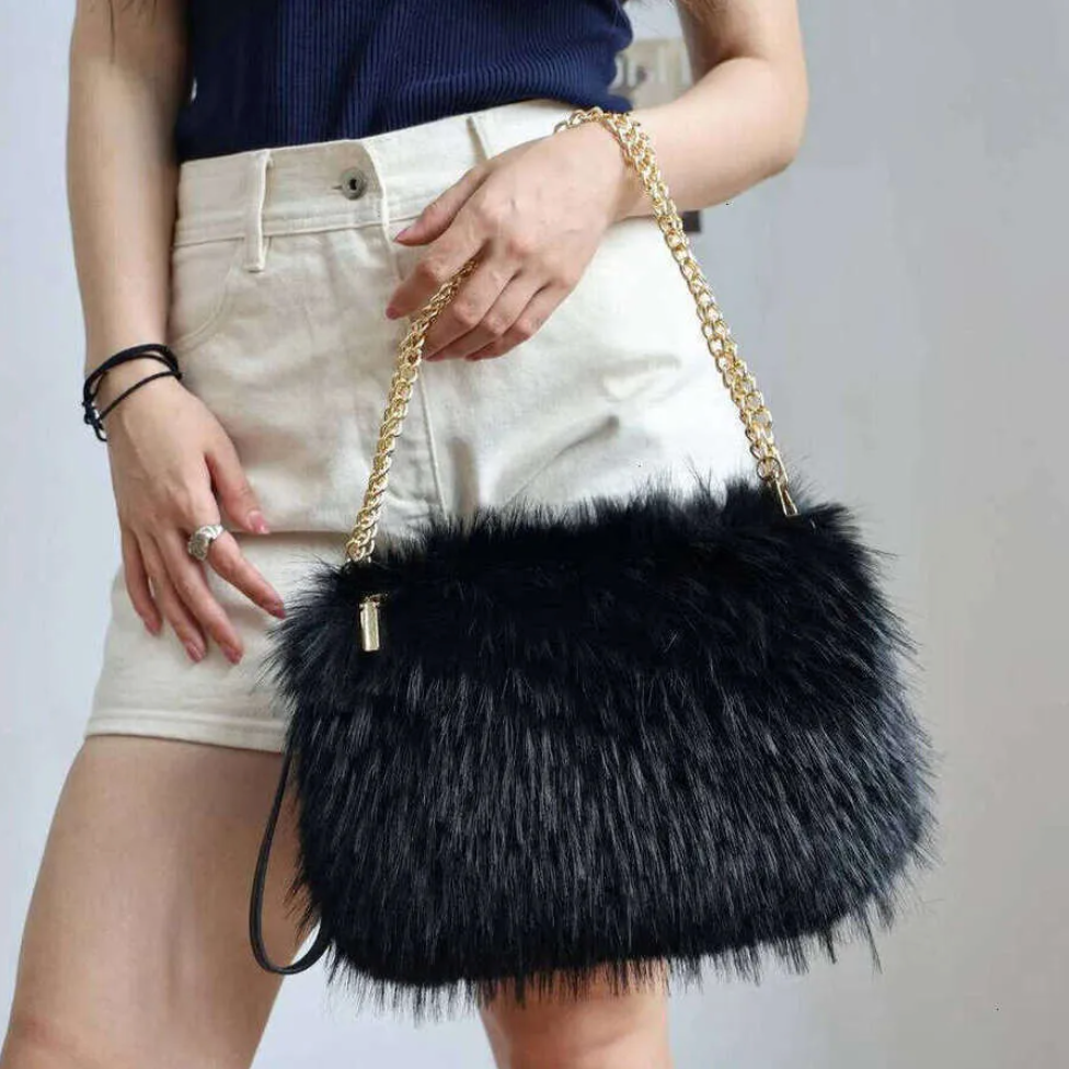 Cozy Winter Luxury: Faux Fur Versatile Chain Shoulder Bag